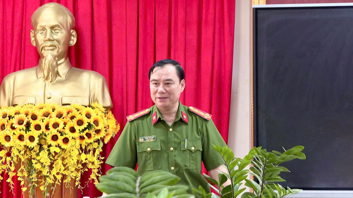 Đại tá Dương Văn Long-Phó Giám đốc Công an tỉnh chỉ đạo Phòng Cảnh sát Kinh tế tập trung đấu tranh với tội phạm tham nhũng. Ảnh: Văn Sơn