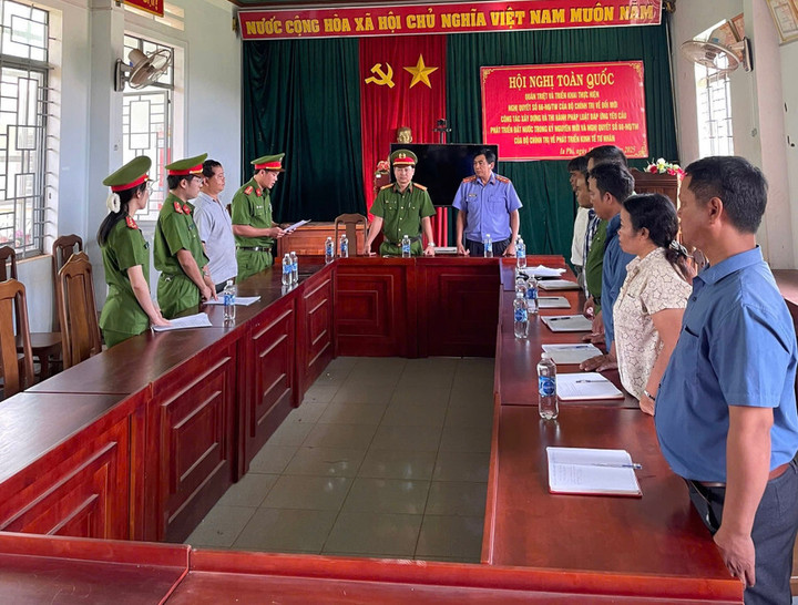 Cơ quan Cảnh sát Điều tra Công an tỉnh đọc quyết định khởi tố đối với Rơ Châm Laoh (thứ 3 từ trái qua). Ảnh: Văn Sơn