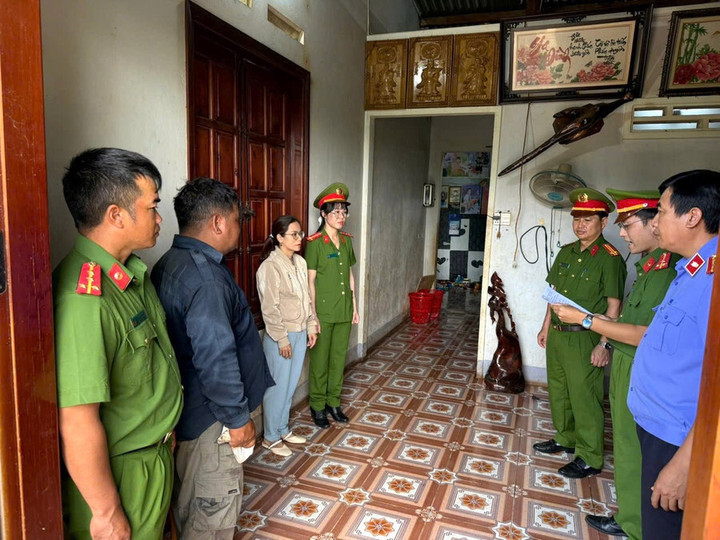 Cơ quan Cảnh sát Điều tra Công an tỉnh đọc quyết định khởi tố đối với Trần Thị Bảy (thứ 3 từ trái qua). Ảnh: Văn Sơn