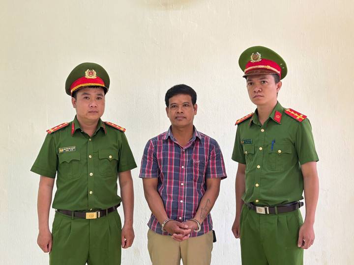 Đinh Văn Nơ (giữa) bị bắt tạm giam về hành vi hủy hoại rừng. Ảnh: Văn Sơn