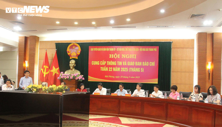 Lãnh đạo Sở Nội vụ cung cấp thông tin tại hội nghị.