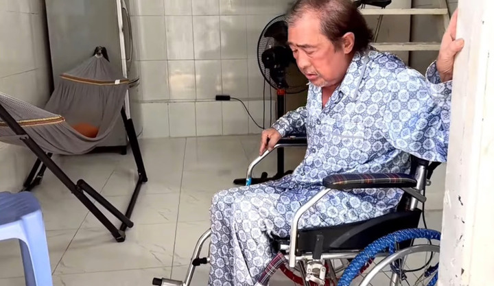 Vũ Linh Vương giờ phải ngồi xe lăn.