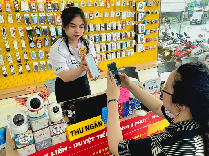 Không chỉ dừng lại ở các dịch vụ nạp, rút, chuyển tiền, Thế Giới Di Động còn mang đến cho khách hàng loạt tiện ích tài chính khác như mở thẻ tín dụng, thanh toán hóa đơn điện, nước ngay tại quầy.