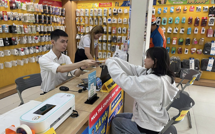 Sự hỗ trợ toàn diện từ đội ngũ nhân viên giúp mô hình đại lý thanh toán tại Thế Giới Di Động vượt trội hơn hẳn so với máy ATM truyền thống.