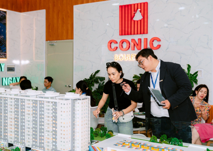 Khách hàng tìm hiểu về thông tin dự án Conic Boulevard. (Ảnh: EximRS)