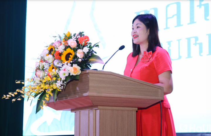 Phát biểu tại sự kiện, TS. Trương Thanh Hằng - Phó Hiệu trưởng Trường Kinh tế - nhấn mạnh: Marketing Journey là một sân chơi chất lượng, giúp sinh viên thể hiện tư duy chiến lược, sáng tạo, kỹ năng làm việc nhóm và niềm đam mê với ngành, đồng thời là cơ hội để các em cọ xát với thực tế.