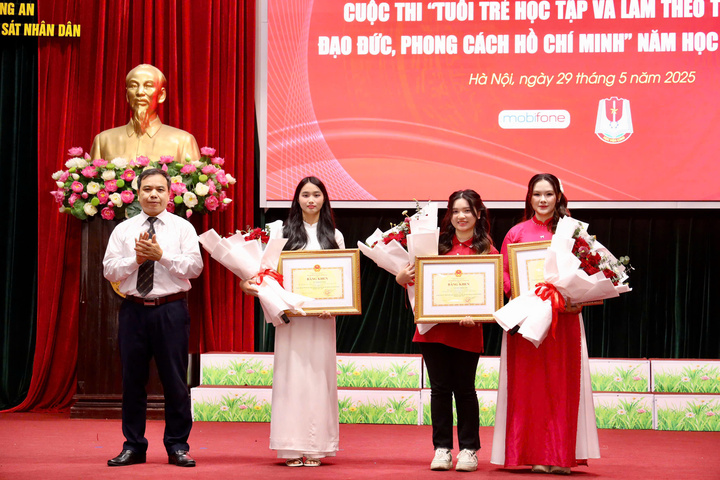 3 thí sinh đạt giải Nhất cuộc thi.
