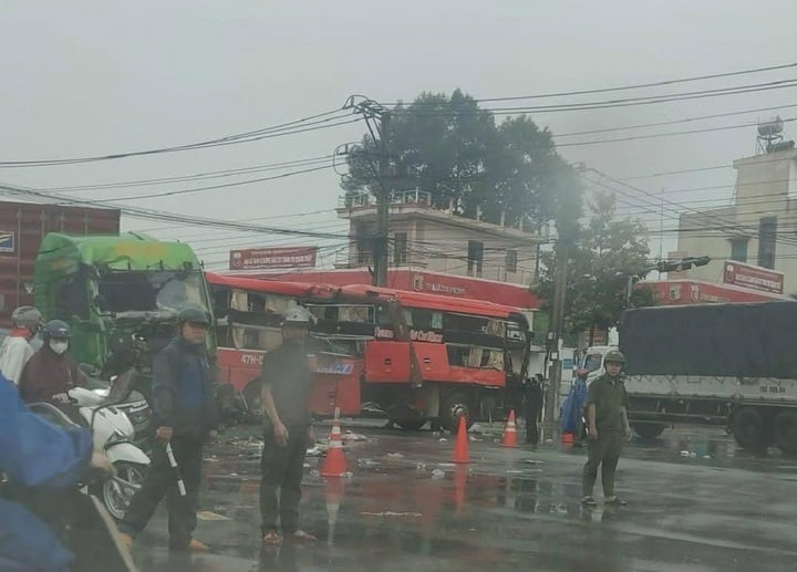 Lực lượng chức năng có mặt tại hiện trường, điều tiết giao thông qua khu vực.