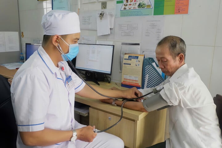Người dân khám bệnh tại Trạm Y tế xã An Lục Long (huyện Châu Thành, tỉnh Long An).