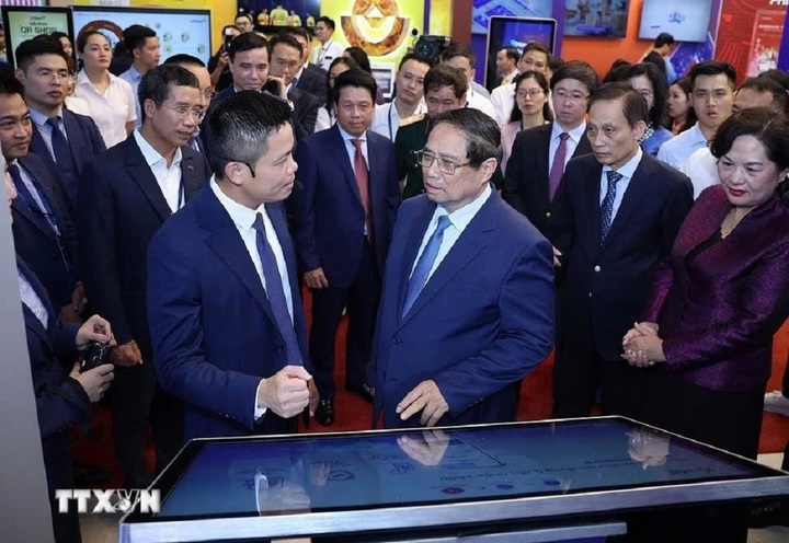 Thủ tướng Phạm Minh Chính tới dự và chủ trì sự kiện ngày Chuyển đổi số ngành Ngân hàng năm 2025 với chủ đề "Hệ sinh thái số thông minh trong kỷ nguyên mới". (Ảnh: TTXVN)