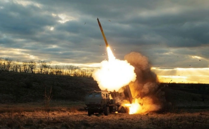 Hệ thống pháo phản lực HIMARS của Ukraine khai hỏa. (Ảnh: Global Images Ukraine)