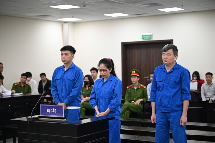 Các bị cáo tại toà.