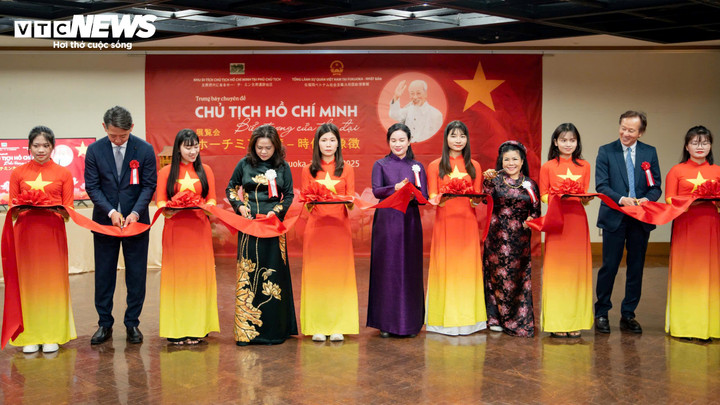 Tổng Lãnh sự Vũ Chi Mai và các quan khách Việt Nam, Nhật Bản cắt băng khai mạc Triển lãm chuyên đề “Chủ tịch Hồ Chí Minh – Biểu tượng của thời đại”. (Ảnh: Duy Hùng)