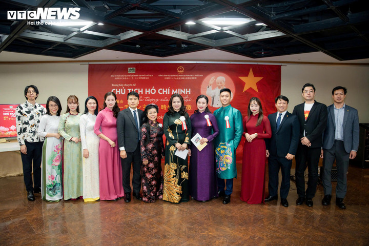 Ban tổ chức triển lãm chụp cùng cán bộ cơ quan TLS và Kiều bào. (Ảnh: Duy Hùng)