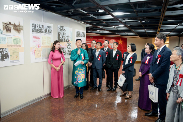 Ông Nguyễn Duy Anh, Chủ tịch Hội Người Việt Nam tại Fukuoka giới thiệu bằng tiếng Nhật về cuộc đời sự nghiệp Chủ tịch Hồ Chí Minh cho bạn bè Nhật Bản. (Ảnh: Duy Hùng)