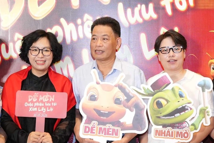 Ông Phương Vũ - con trai nhà văn Tô Hoài (ở giữa).