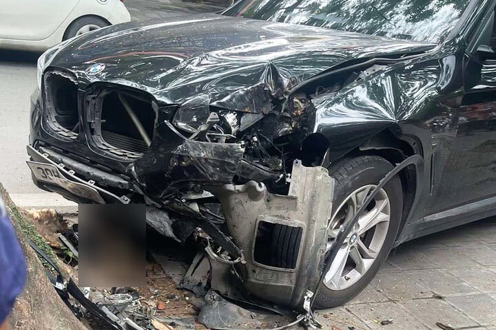 Đầu ô tô BMW vỡ nát sau cú tông xe máy.