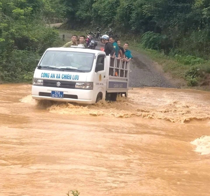 Xe ô tô của Công an xã Chiêu Lưu (huyện Kỳ Sơn) vận chuyển người và phương tiện
