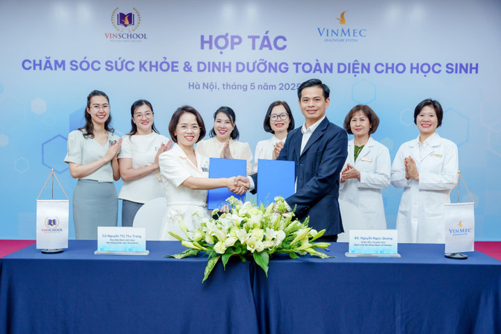Cô Nguyễn Thị Thu Trang - Đại diện Ban Lãnh đạo Hệ thống Giáo dục Vinschool và Bác sĩ Nguyễn Ngọc Quang - Giám đốc chuyên môn Bệnh viện Đa khoa Quốc tế Vinmec tại Lễ ký kết.