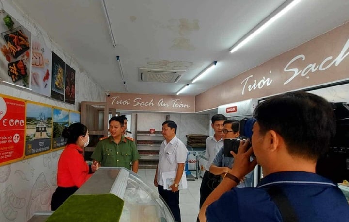 Đoàn kiểm tra liên ngành tỉnh Sóc Trăng kiểm tra Fresh Shop của C.P. Việt Nam tại địa chỉ số 45, Triệu Nương, ấp Châu Thành (Thị trấn Mỹ Xuyên, huyện Mỹ Xuyên) chiều 30/5. (Ảnh: Vietnamnet).