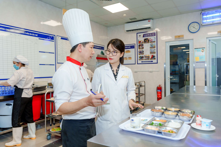 Chuyên gia Vinmec xây dựng thực đơn theo mùa, theo độ tuổi và hồ sơ sức khỏe từng bé.