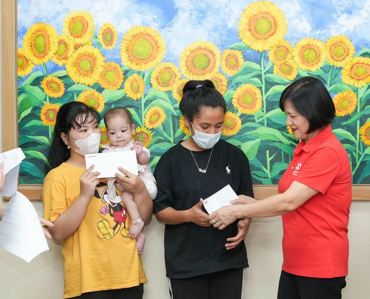 Đại diện ROX Group trao quà cho người nhà bệnh nhi sáng 30/5.