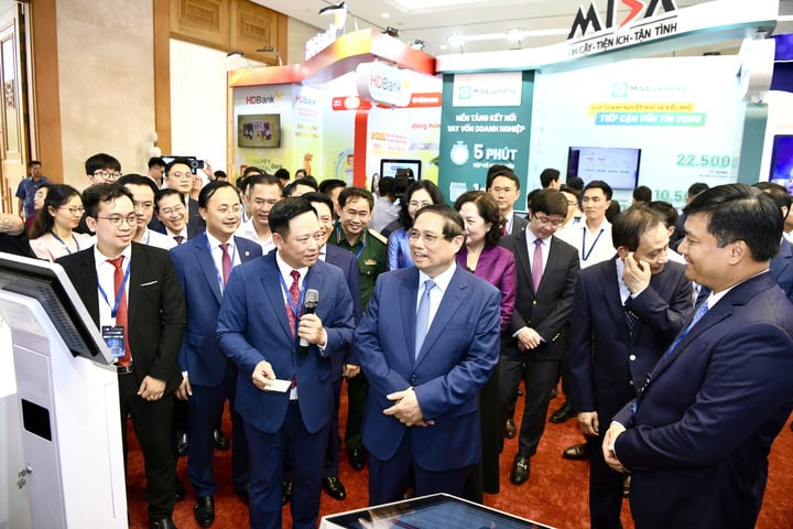Thủ tướng Phạm Minh Chính tham quan gian hàng của Agribank tại sự kiện.