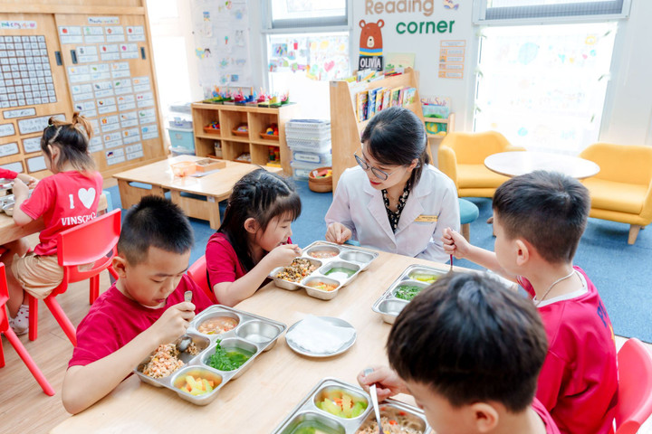 Thực đơn bữa ăn được xây dựng và tư vấn bởi bác sĩ - chuyên gia dinh dưỡng của Vinmec.