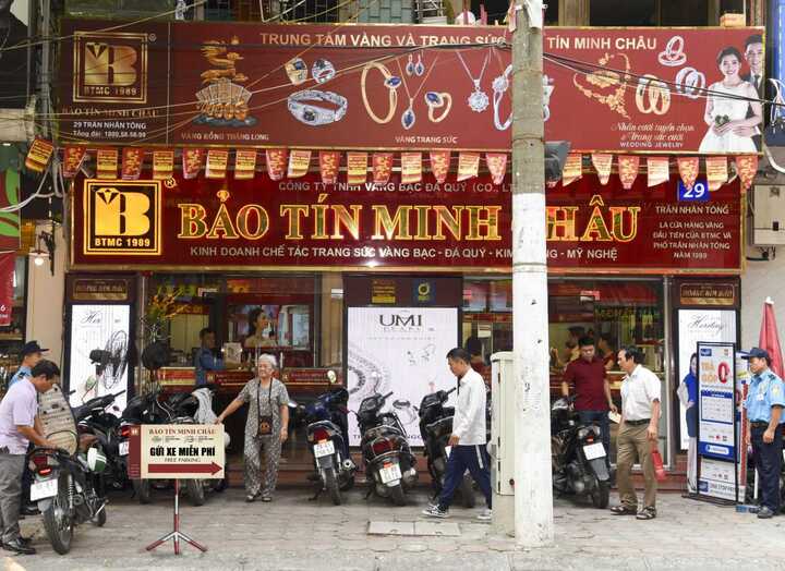 Bảo Tín Minh Châu bán vàng cao hơn giá niêm yết, chuyển công an điều tra.