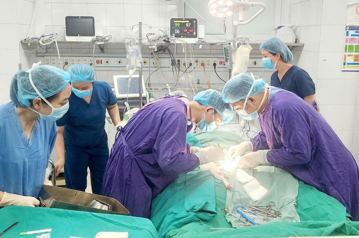 Ê kíp bác sĩ cấp cứu người bệnh.