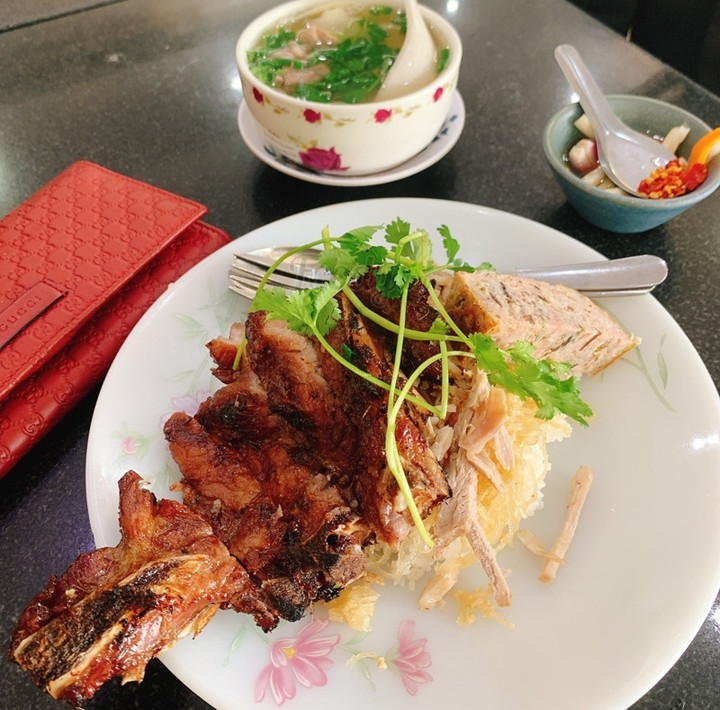 Cơm tấm Nguyễn Văn Cừ có miếng sườn nướng to. (Ảnh: T.H)