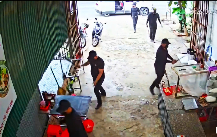 Nhóm người áo đen, khẩu trang đen, mũ đen đập phá nhà dân. (Ảnh cắt từ clip)