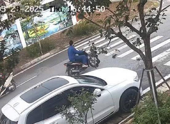 Phương tiện tên cướp sử dụng là chiếc xe máy Yamaha Sirius màu đỏ đen không gắn biển số