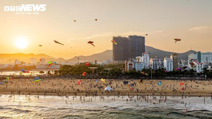Biển Quy Nhơn vào mùa du lịch.