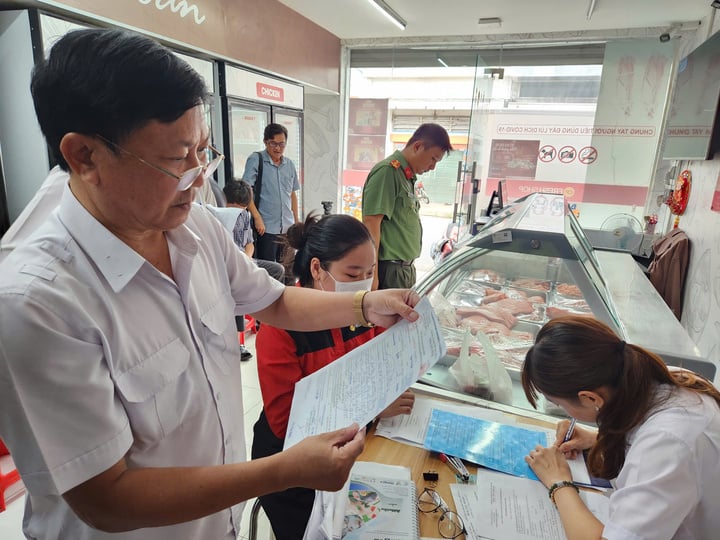 Đoàn kiểm tra liên ngành tỉnh Sóc Trăng kiểm tra đột xuất cửa hàng thực phẩm C.P tại đường Triệu Nương, thị trấn Mỹ Xuyên, huyện Mỹ Xuyên chiều 30/5. (Ảnh: D. Khang)