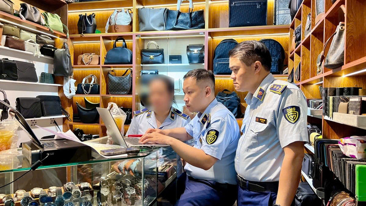 Phòng Nghiệp vụ Quản lý thị trường tiến hành kiểm tra tại các điểm kinh doanh trong Trung tâm Thương mại Saigon Square.