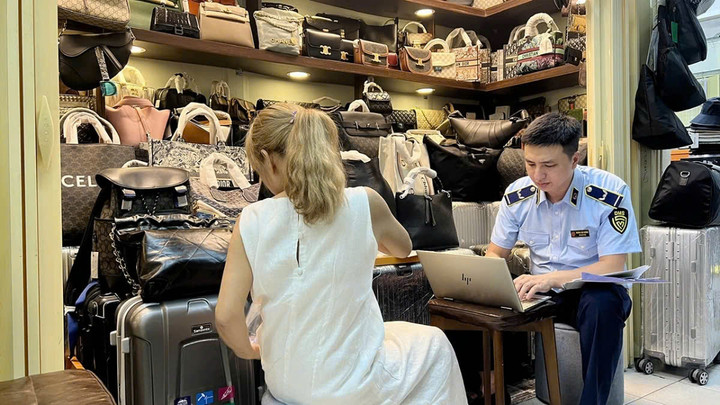 Lực lượng chức năng kiểm tra quầy hàng tại Saigon Square.