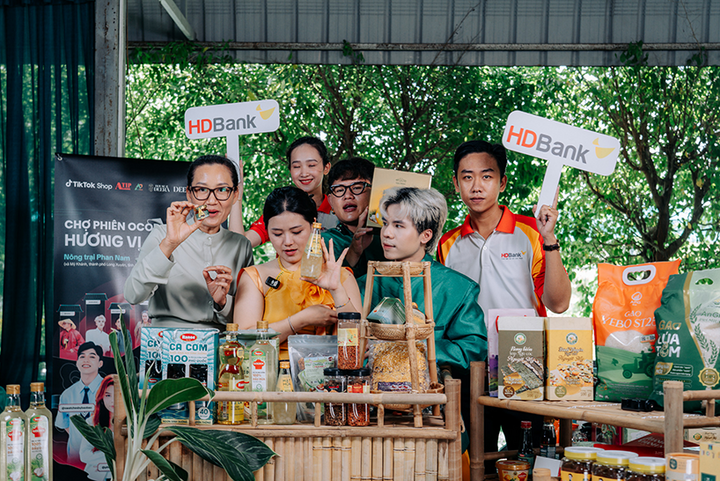 HDBank cùng các chủ thể OCOP đưa nông sản Việt lên nền tảng số - Livestream trên TikTok, góp phần kết nối sản phẩm với thị trường, và mở ra hướng đi mới cho kinh tế nông thôn, năng động và bền vững.