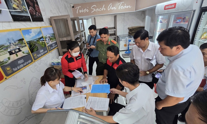 Kiểm tra cửa hàng của C.P. Việt Nam tại Sóc Trăng sau phản ánh "bán thịt bẩn"