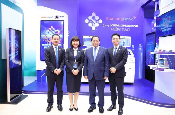 Đại diện KienlongBank chụp hình lưu niệm cùng Thủ tướng.