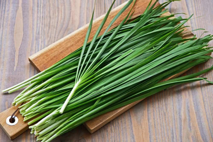 Lá hẹ tốt nhưng cần sử dụng đúng cách (Ảnh minh họa)