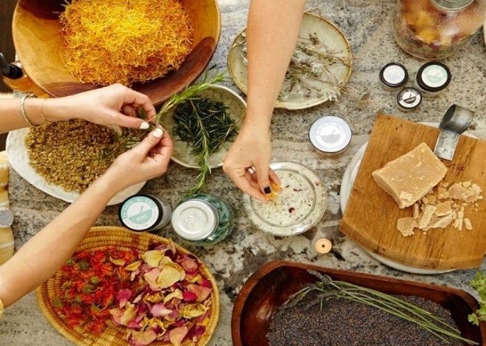 Mỹ phẩm nhà làm rao bán tràn lan, Bộ Y tế yêu cầu ‘thanh lọc" chợ mạng