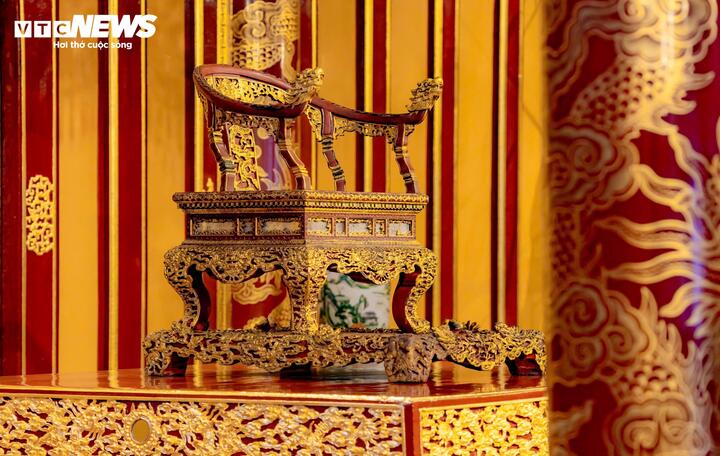 Sau khi bị gã đàn ông lẻn vào phá hoại, bảo vật quốc gia "ngai vua triều Nguyễn" được đưa về kho bảo quản, chờ hội đồng đánh giá, đề xuất phương án bảo quản, phục chế. (Ảnh: Lê Hoàng)