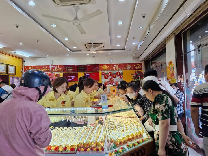 ហេតុផលមួយ SJC បាននិយាយថា ប្រាក់ចំណូលរបស់ខ្លួនខ្ពស់ ប៉ុន្តែប្រាក់ចំណេញរបស់វាទាបជាងក្រុមហ៊ុនផ្សេងទៀតនៅក្នុងឧស្សាហកម្មដូចគ្នា គឺដោយសារតែក្រុមហ៊ុននេះប្រតិបត្តិការនៅក្នុងអាជីវកម្មដុំមាស ជាមួយនឹងប្រាក់ចំណេញទាប។ (រូបភាព៖ Ha Linh)