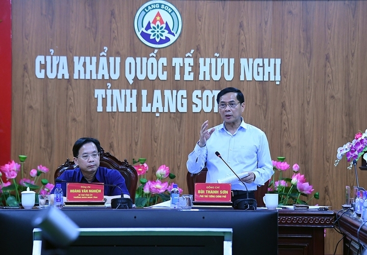Phó Thủ tướng Bùi Thanh Sơn làm việc với tỉnh Lạng Sơn về chống buôn lậu, gian lận thương mại và hàng giả chiều 30/5. (Ảnh: VGP/Hải Minh).