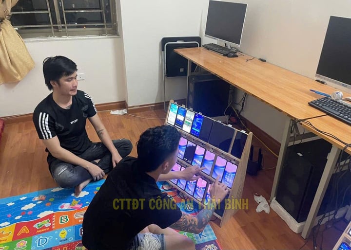 Chỉ bằng vài chục chiếc điện thoại kết nối máy chủ và hàng trăm tài khoản ngân hàng mà trong vòng 9 tháng, những kẻ này đã”rửa tiền” hơn 1.;000 tỷ đồng.