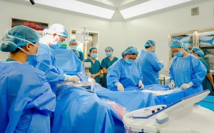 Các y bác sĩ Bệnh viện Từ Dũ và Bệnh viện Nhi đồng 1 thông tim cho thai nhi. (Ảnh: Bệnh viện cung cấp)