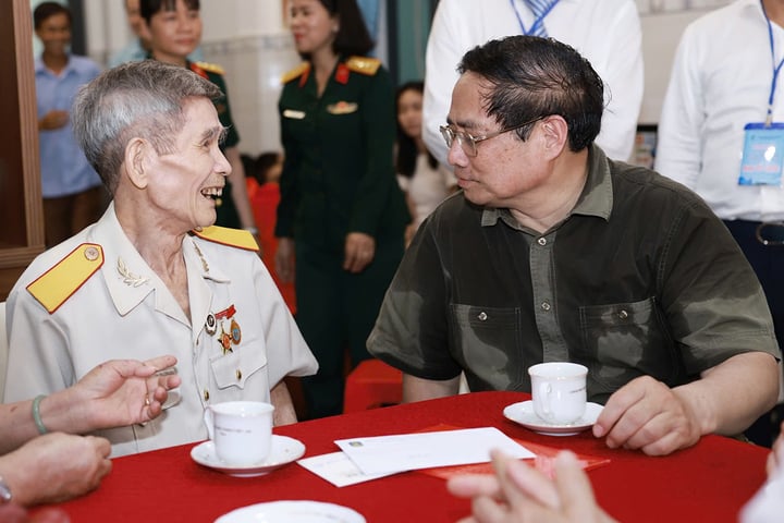 Thủ tướng Phạm Minh Chính thăm, tặng quà thương binh, cựu tù Côn Đảo Nguyễn Xuân Viên hồi đầu tháng 5. (Ảnh: VGP)
