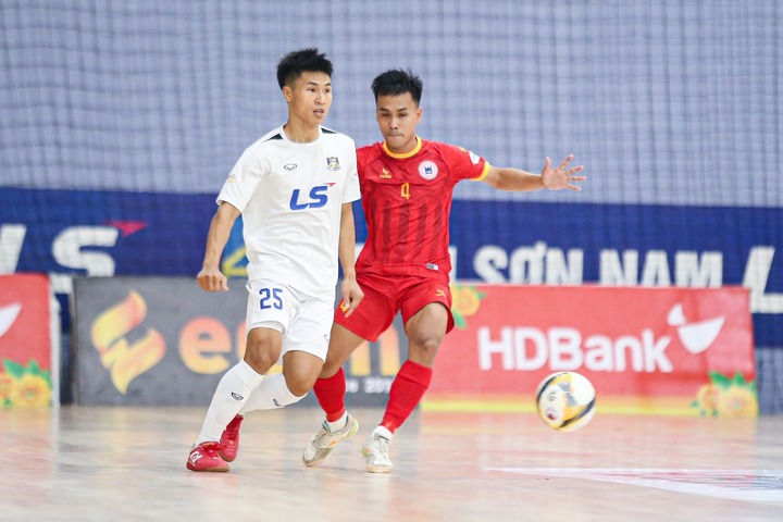 Thái Sơn Bắc (áo trắng) đánh bại đối thủ.