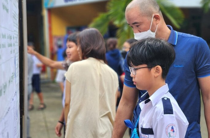 La compétition pour l'admission en 6e année à l'école secondaire et au lycée Tran Dai Nghia continue d'être intense avec près de 14 candidats en compétition pour 1 place. (Illustration)